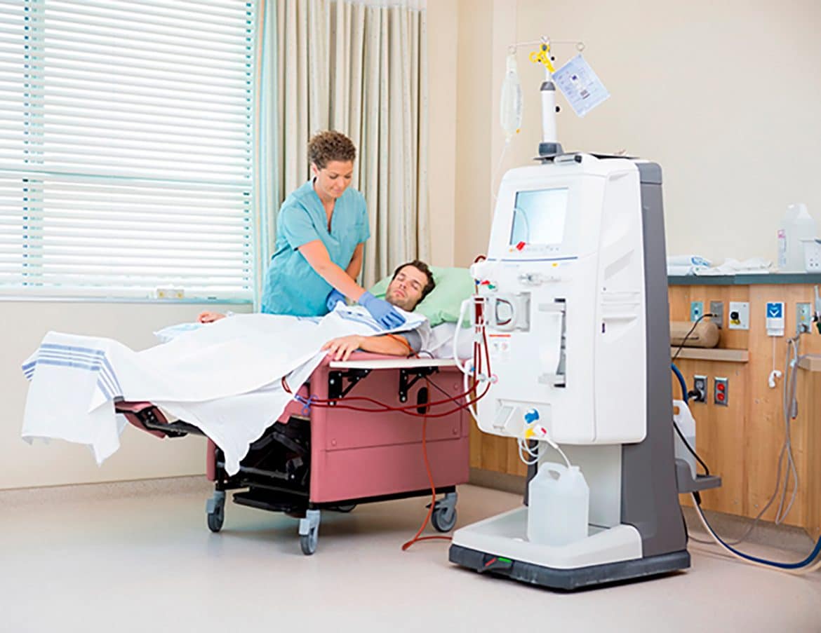 Séance d'hémodialyse avec rein artificiel relié au bras d'un patient