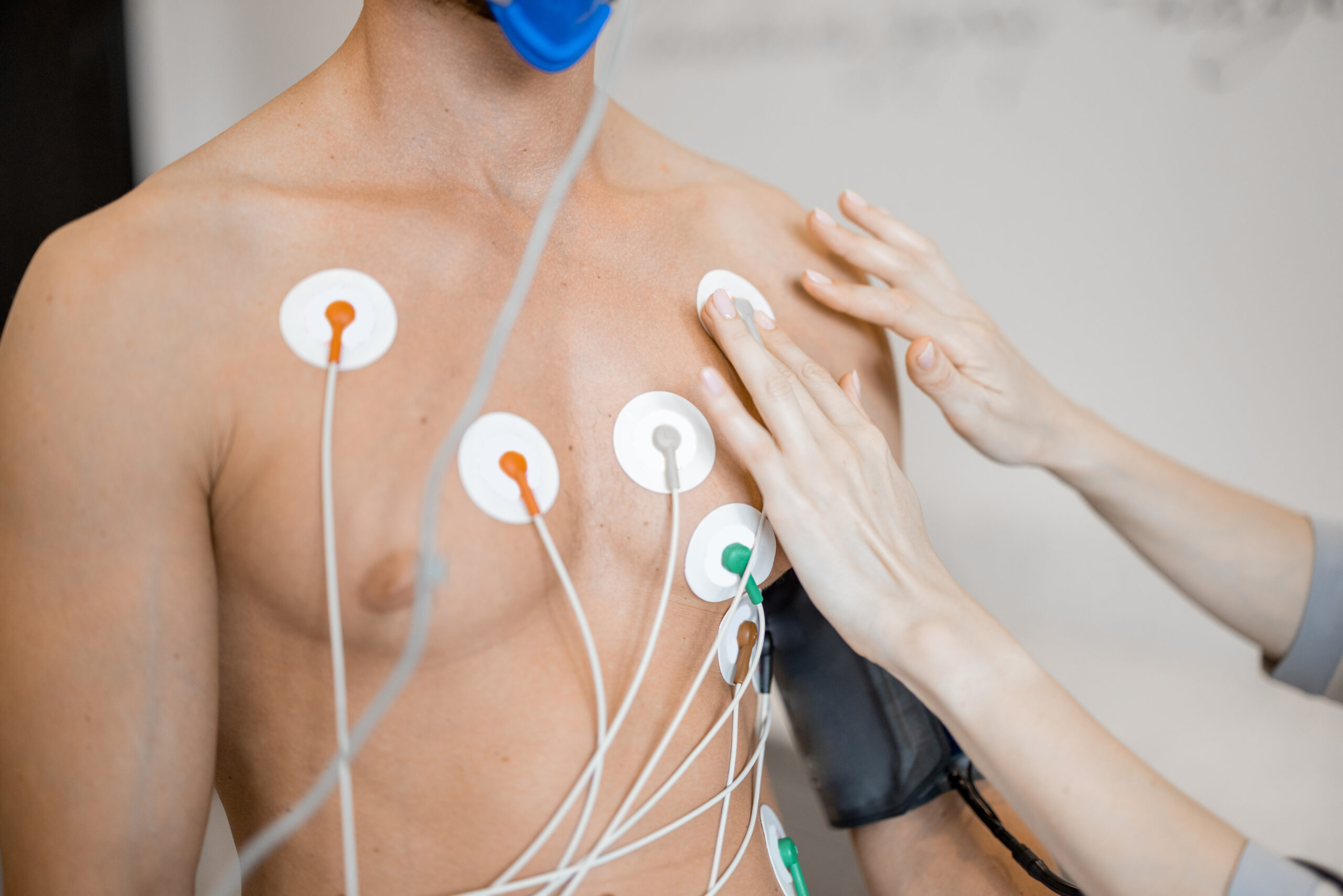 Boîtier de holter ECG porté sur la poitrine avec des électrodes autocollantes