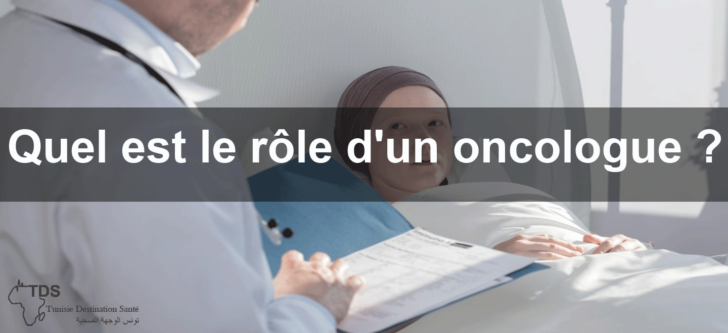 Oncologue en consultation avec un patient dans un service d'oncologie
