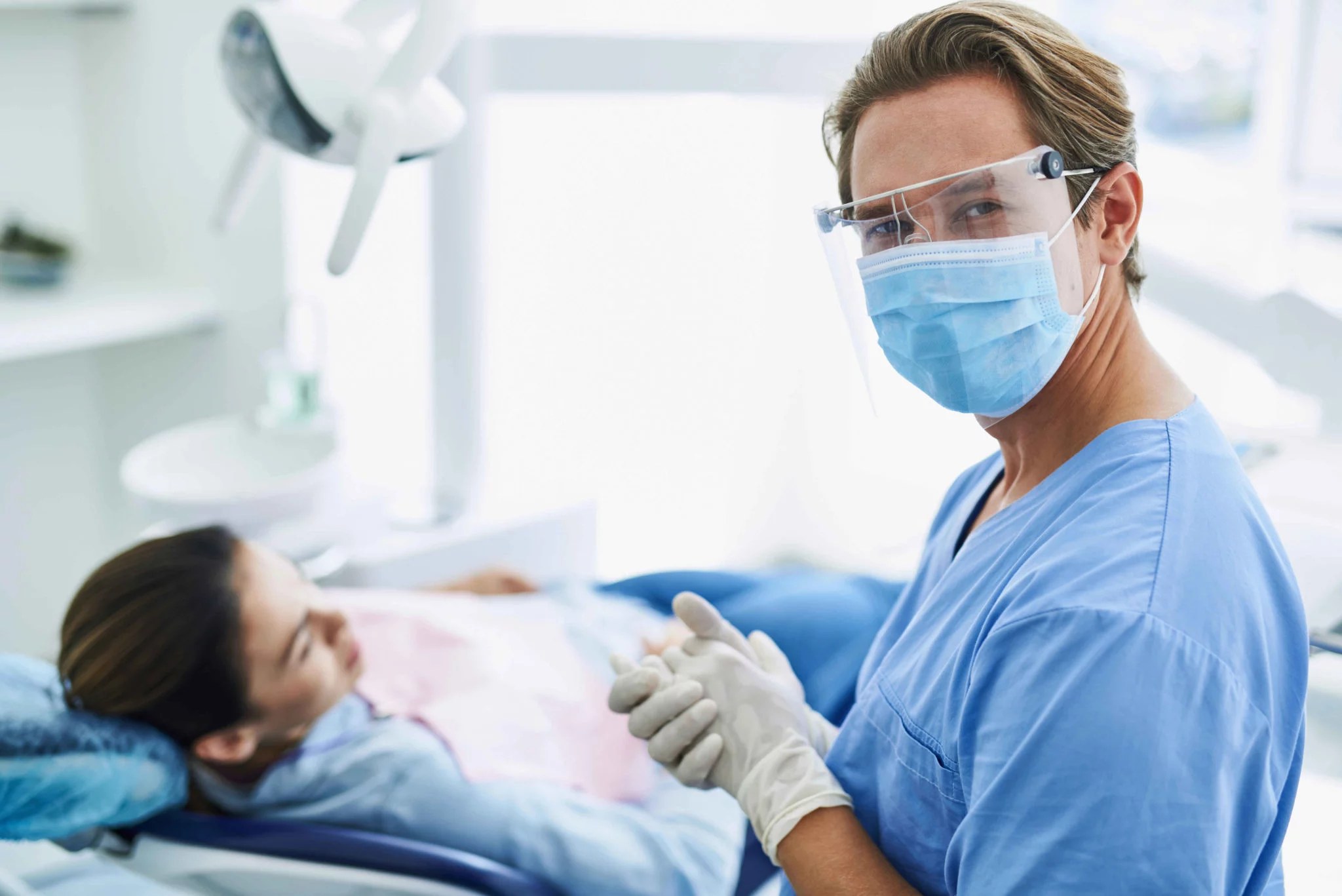 Odontologie : définition, métiers et parcours dans la médecine bucco-dentaire