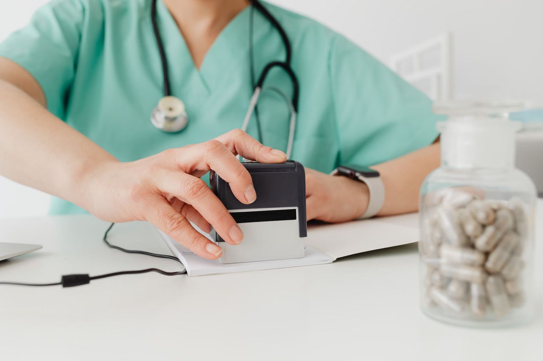 Ordonnance médicale tenue devant un comptoir de pharmacie