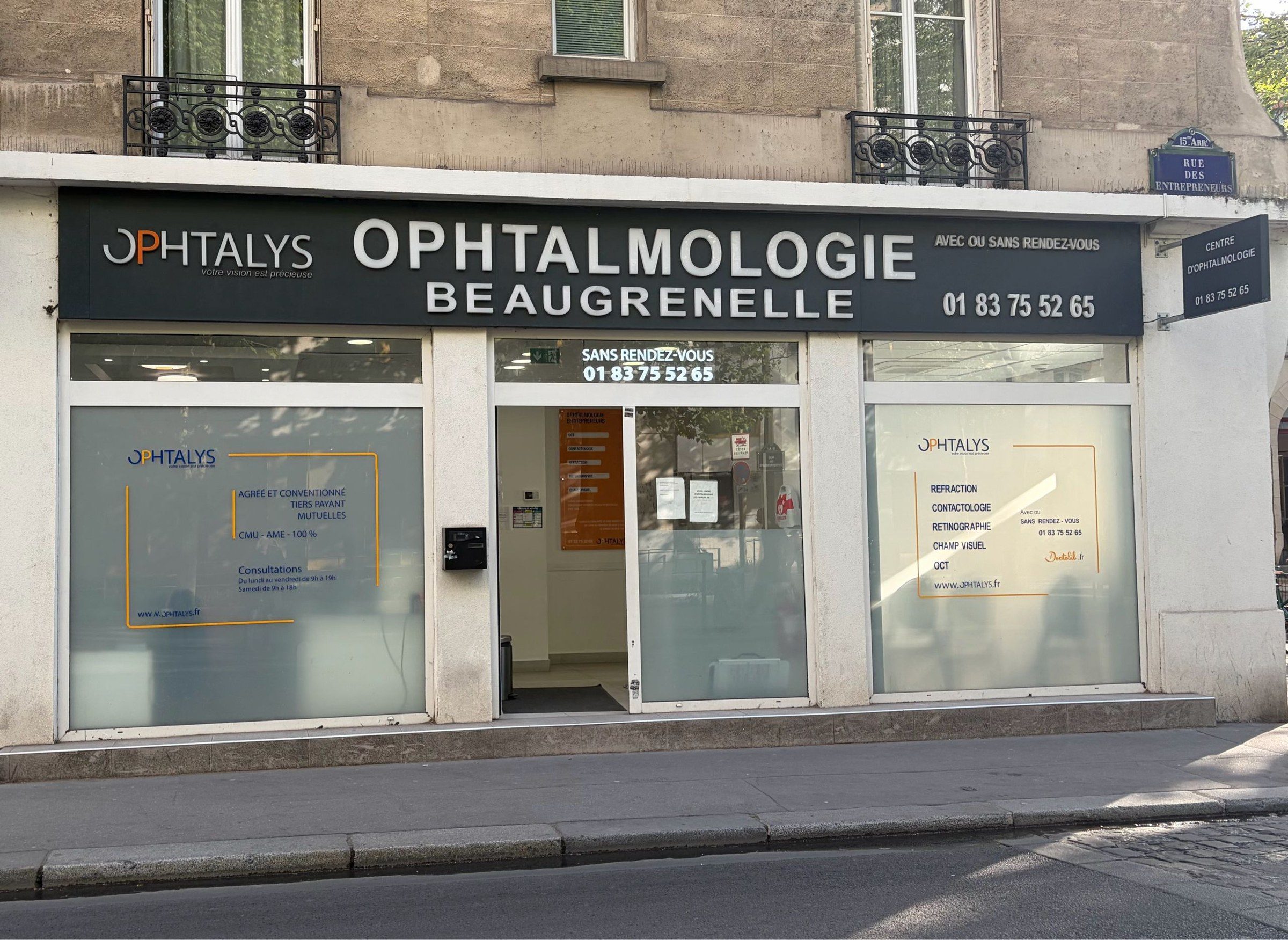 Entrée d'un centre médical à Paris